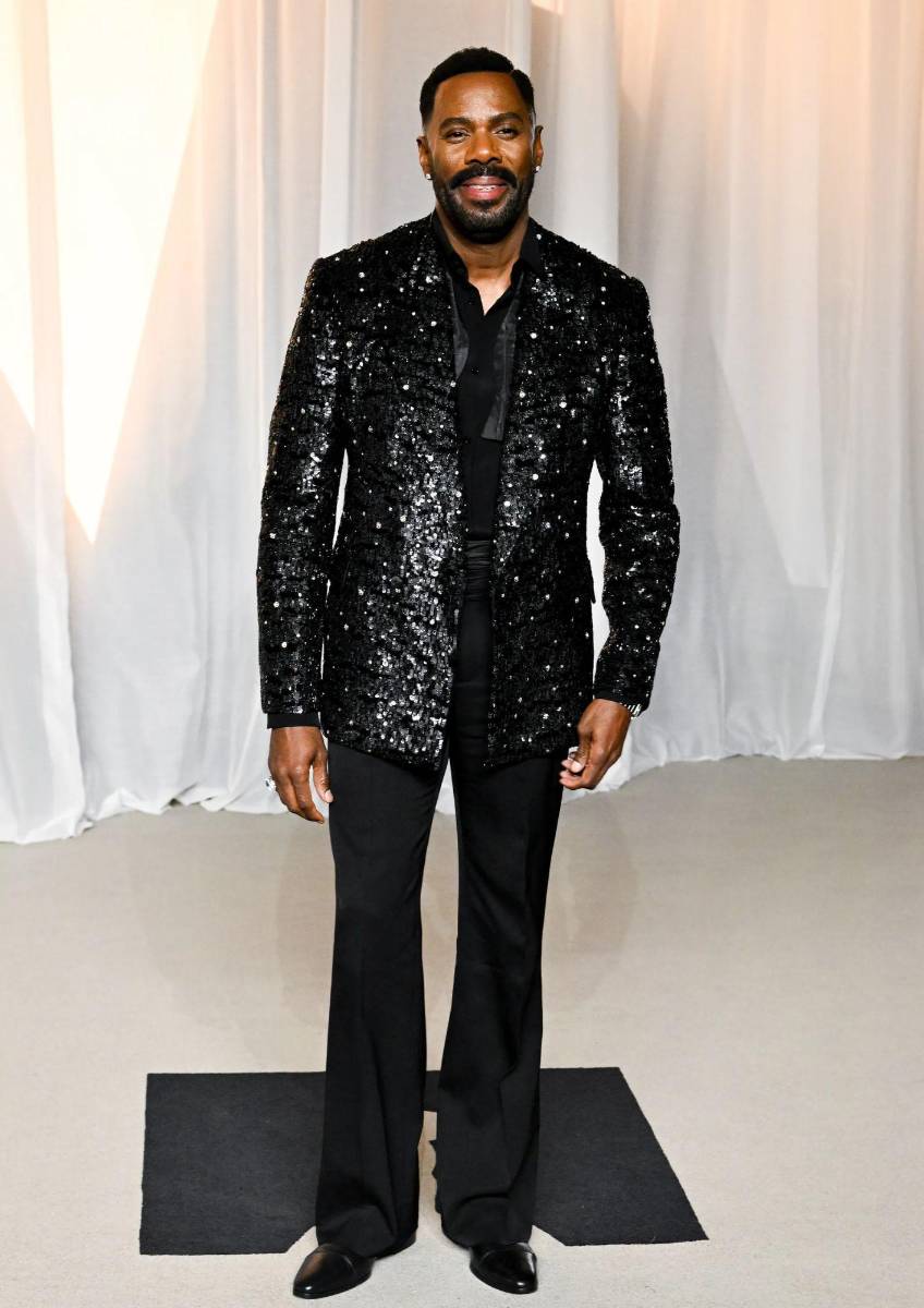 Colman Domingo luce un diseño personalizado de Valentino, acompañado de joyería de Boucheron.