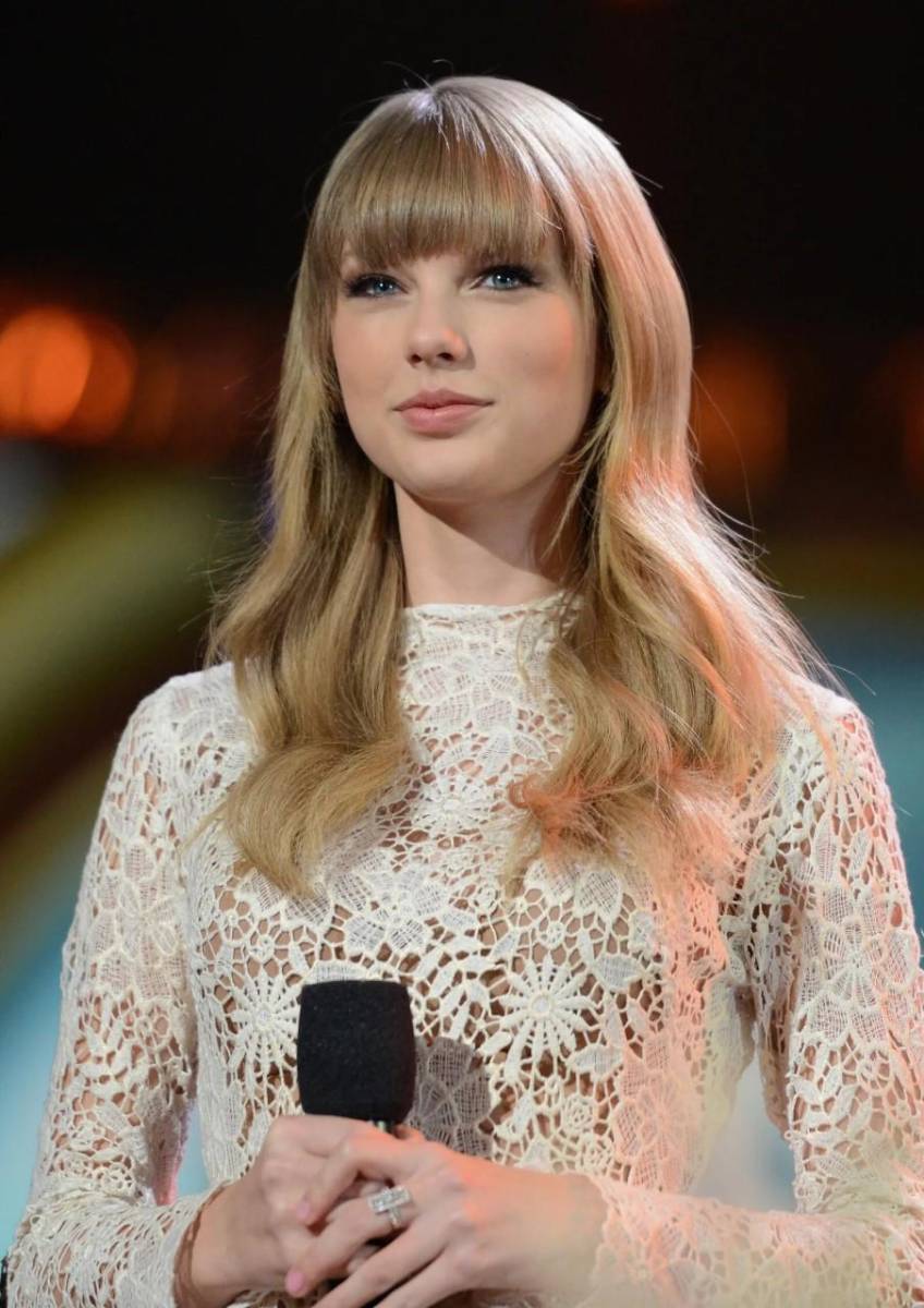“We Are Never Ever Getting Back Together” de Taylor Swift en 2012 fue el primer single de Tay que llegó a la primera posición de los Billboard Hot 100, por supuesto, que su canciones siendo un éxito tras otro.
