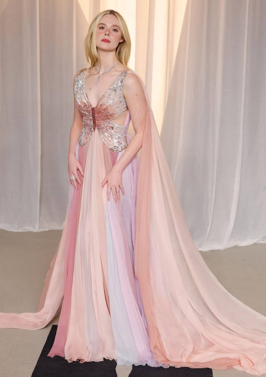 Elle Fanning luce un diseño de Valentino.