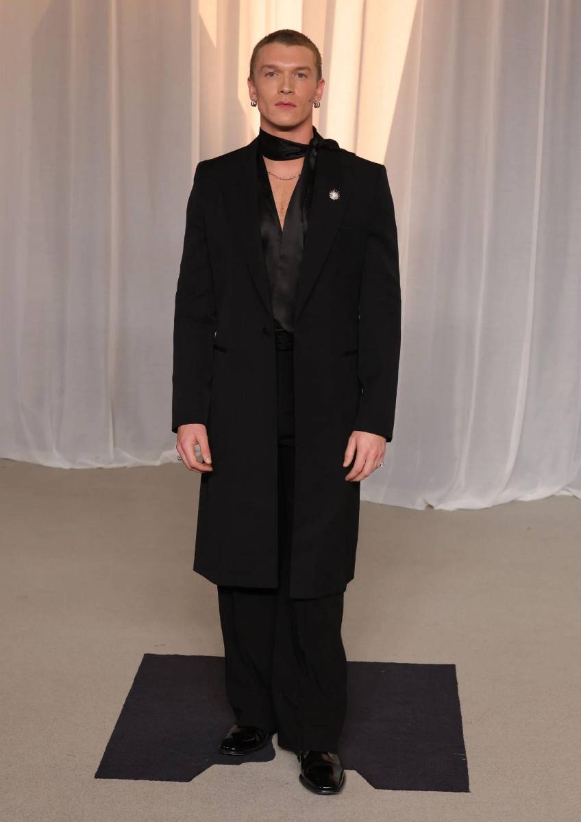 Connor Storrie luce un diseño de Saint Laurent, acompañado de joyería de Tiffany &amp; Co.