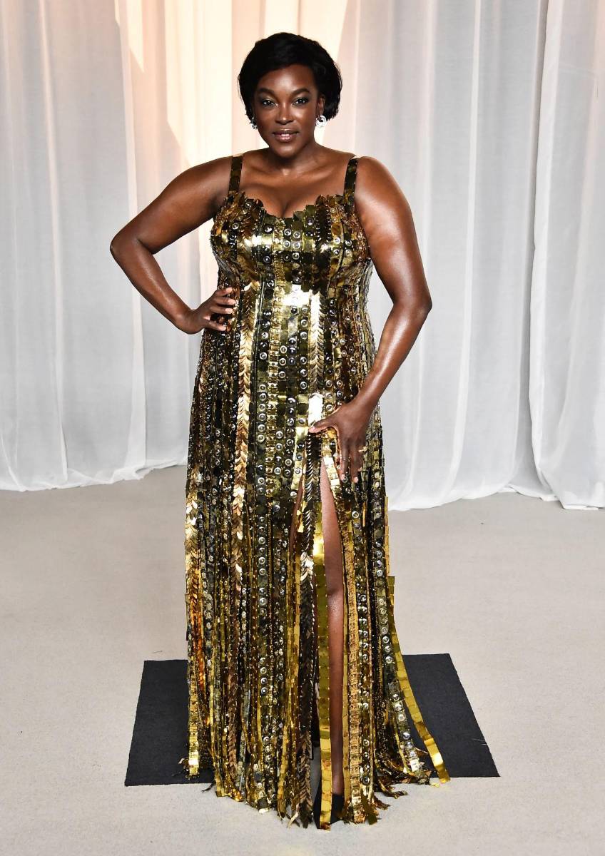 Wunmi Mosaku luce un diseño de Louis Vuitton.