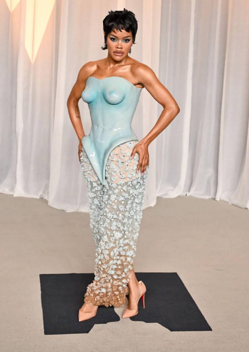 Teyana Taylor luce un diseño de alta costura de Schiaparelli para la colección otoño 2026, con estilismo de Wayman + Micah.