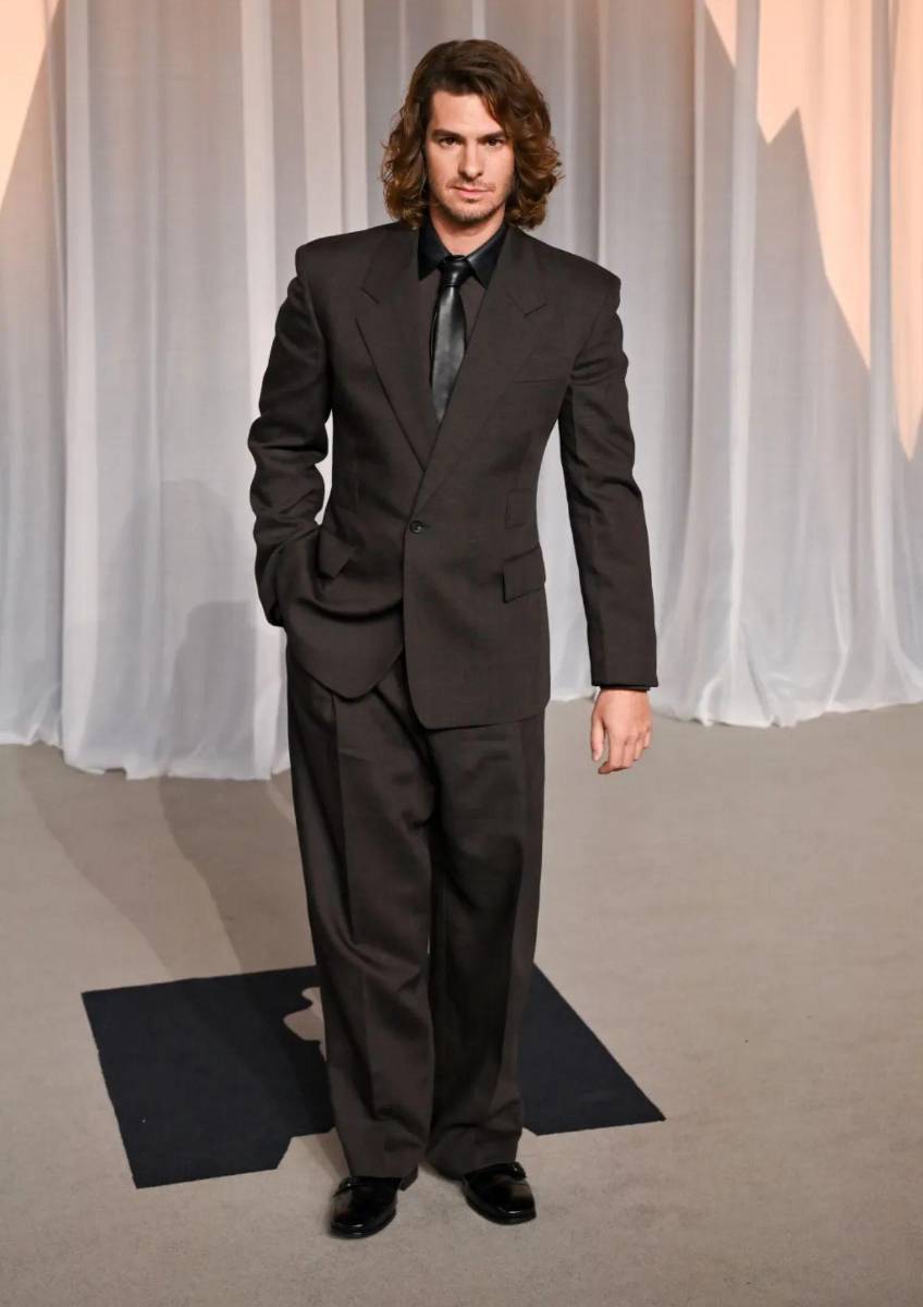 Andrew Garfield con un diseño de Ferragamo, con estilismo de Warren Alfie Baker.