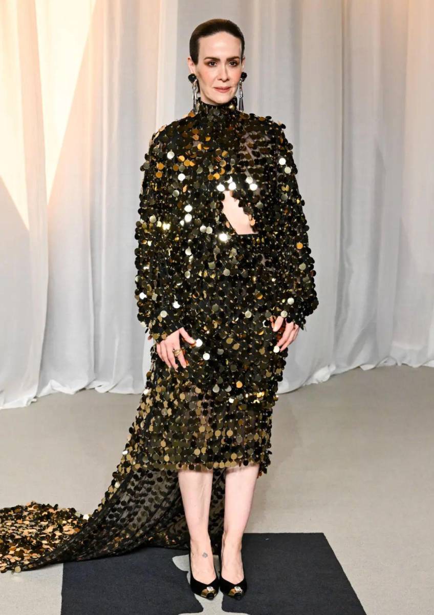 Sarah Paulson luce un diseño de Ferragamo, de la colección primavera-verano 2027, bajo la dirección creativa de Maximilian Davis. 