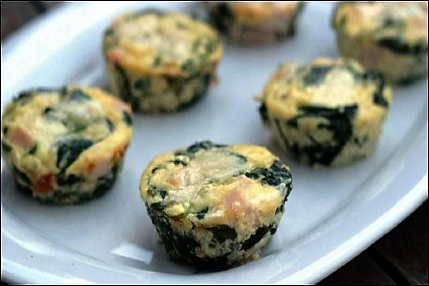 <b>Mini Quiches de Espinacas y Queso</b>Preparación: Mezcla 3 huevos, 1 taza de espinacas cocidas, 1 taza de queso rallado y sal. Vierte en moldes para muffins y hornea a 180°C hasta que estén dorados.