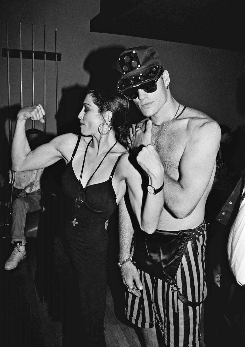 Madonna junto a Vanilla Ice, otro de sus romances durante la década de los 90. Tiempo después él confesaría que la diva le propuso matrimonio, “las cosas se estaban volviendo tan locas y rápidas”, recordó el rapero sobre su relación con la estrella.