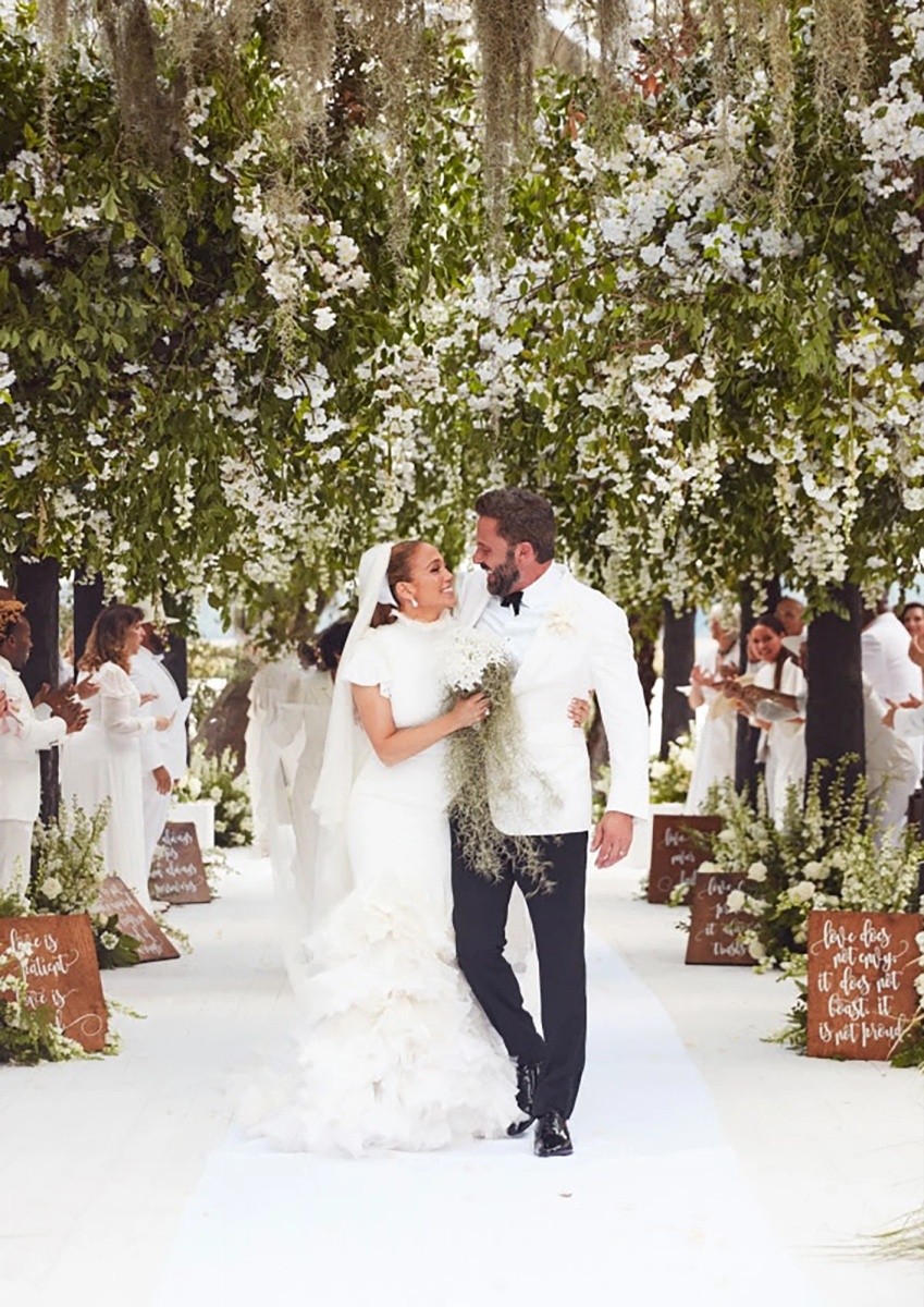 <b>La boda de Bennifer</b> Luego de reanudar su amor el año pasado, lo más lógico era ver a Jennifer López y a Ben Affleck caminar hacia el altar formalmente, y así lo hicieron en agosto. La pareja tuvo una celebración de tres días, casándose en el hogar del actor en Georgia. La cantante usó tres maravillosos vestidos hechos a la medida por Ralph Lauren durante todo el festejo. 