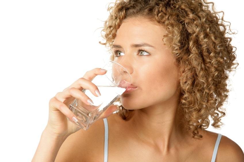 El agua es el principal componente de los órganos vitales, por ello necesitas consumirla para darle a tu cuerpo lo necesario para estar física y mentalmente sano. Si eres de los que casi no la ingieres, estas podrían ser algunas de las consecuencias. ¿Estás listo para conocerlas?