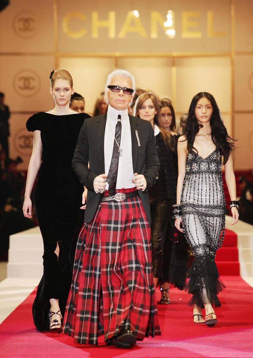 Lagerfeld con una escocesa en la pasarela de un desfile de Chanel en Tokio en 2004. 