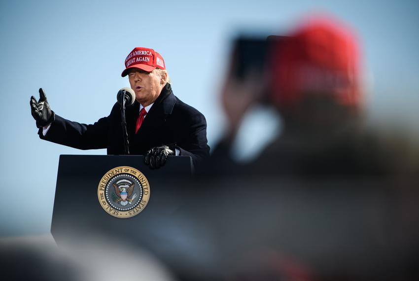 <b>Negativa a condenar a grupos supremacistas blancos</b>Tras la manifestación de supremacistas blancos en Charlottesville, Virginia, en 2017, Trump fue criticado por su declaración de que había “gente muy buena de ambos lados,” en referencia tanto a los manifestantes como a los opositores. Su respuesta fue vista como ambigua y le valió críticas por no condenar explícitamente a los grupos supremacistas, generando indignación y acusaciones de racismo.