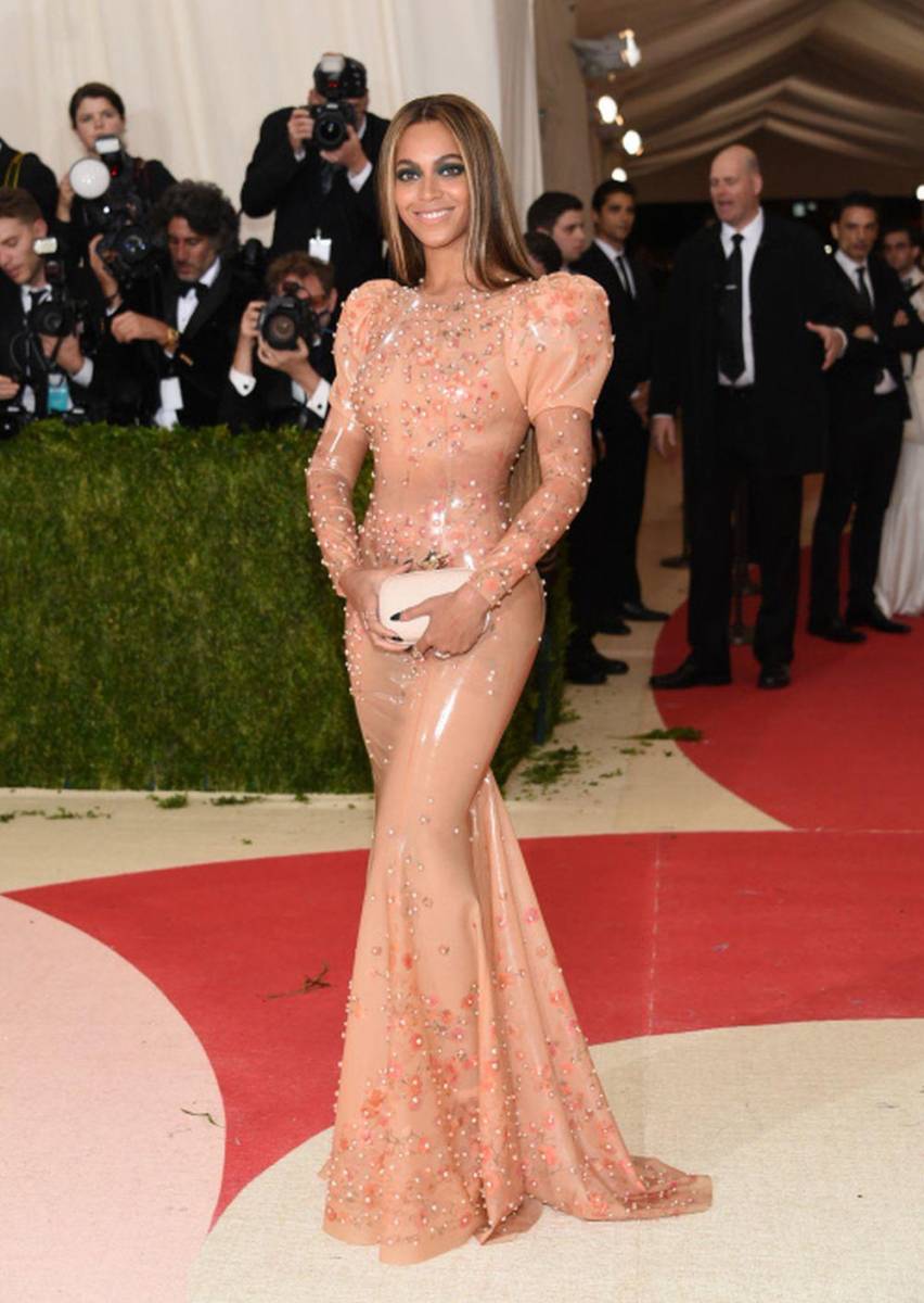 Beyoncé en la Met Gala de 2016 vistió un Givenchy de látex en el cual tenía perlas bordadas a mano y cada una tenía un valor de 6 mil dólares.