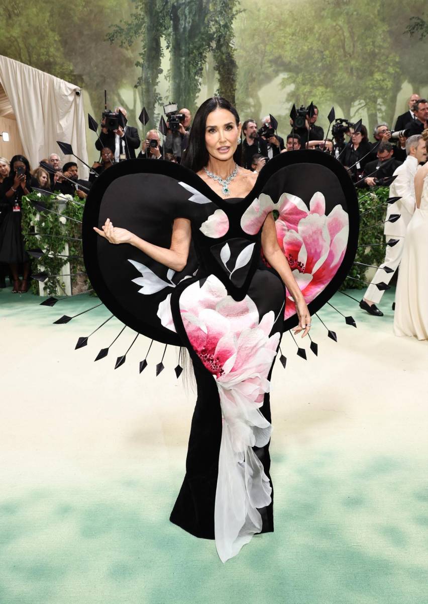 Demi Moore acaparó todas las miradas con su vestido de Harris Reed y joyería de Cartier, “me pareció una colaboración mágica”, dijo la actriz.
