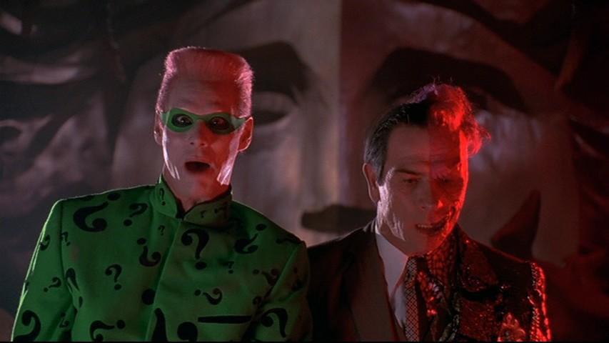 Tommy Lee Jones y Jim CarreyEn la pelicula Batman Forever, ambos actores participaron como villanos: Tommy Lee Jones dando vida a “dos caras” y Jim Carrey al Acertijo. Al parecer a Lee no le agrada el sentido de humor de Carrey y en una cena previa todo explotó. “Se levantó de la mesa, temblando, me dio un abrazo y me dijo: ‘Te odio, en verdad no me agradas’...”, aseguró Carrey. Luego, el comediante tomó una silla y se sentó a su lado, preguntó a qué se debía el resentimiento en su contra y Lee Jones le aseguró que no soportaba sus payasadas.