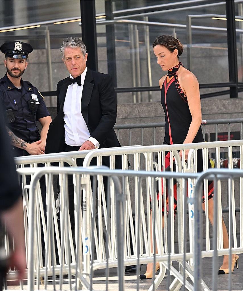 Hugh Grant fue a un The Eras Tour concert junto a su esposa, Anna Elisabet Eberstein, en junio de 2024. El actor y su amada presenciaron un “increíble show” en el británico Wembley Stadium, marcando el inicio de una inesperada conexión con la intérprete de <i>Blank Space</i>.