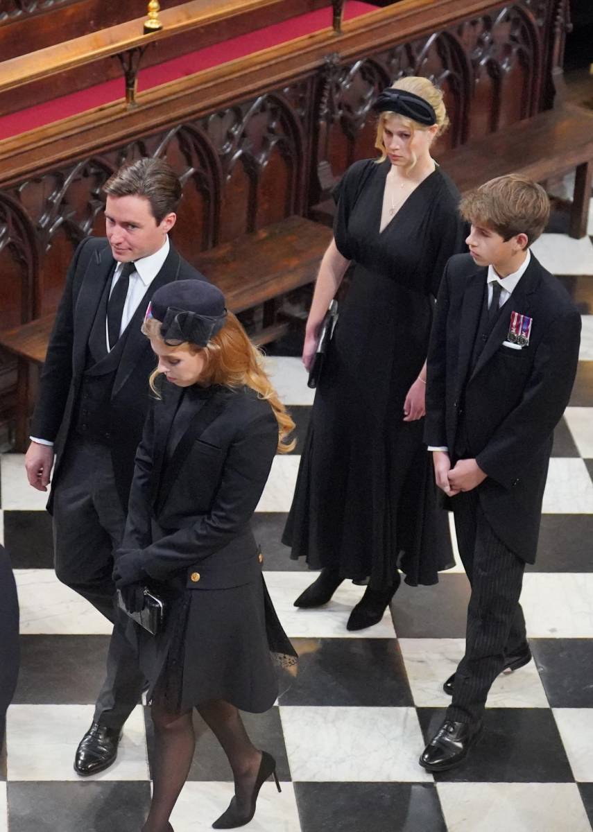 Edoardo Mapelli Mozzi, la princesa Beatriz, lady Louise Windsor y James, vizconde de Severn a su llegada a a iglesia (Photo by Dominic Lipinski / POOL / AFP)