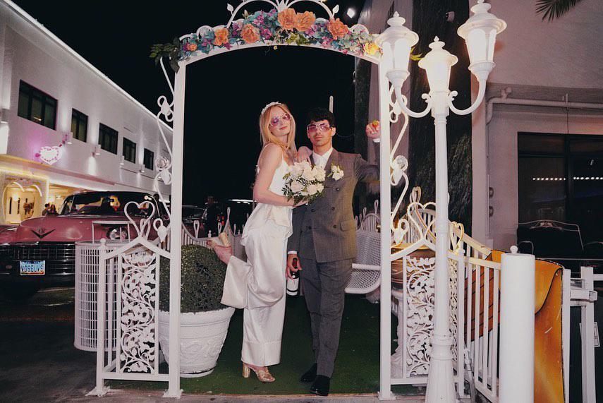 Joe Jonas y Sophie TurnerLos enamorados no pudieron esperar más y, con anillos de dulce, se casaron en Las Vegas en mayo de 2019. Posteriormente tuvieron una ceremonia más grande en Francia. 
