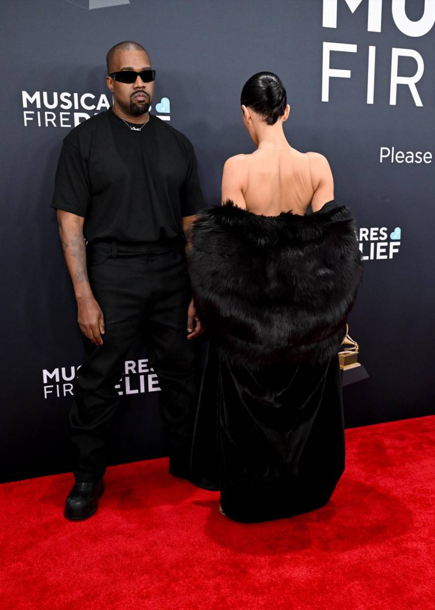 Uno de los momentos más polémicos ocurrió durante la ceremonia de los Grammy 2025, donde Censori apareció en la alfombra roja con un atuendo completamente transparente, generando una ola de críticas y debates en medios y redes sociales.