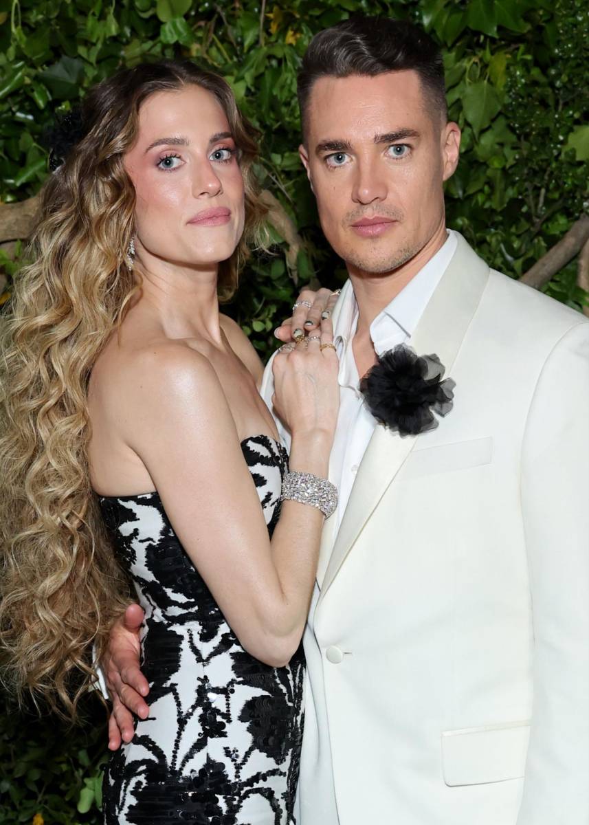 Allison Williams y Alexander Dreymon.
