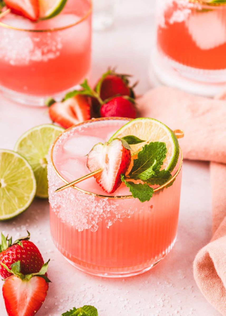 Cóctel de fresa refrescante.<br /> Ingredientes: 1 taza de fresa, jugo de 1 naranja, hielo, 1 cucharada de azúcar , soda(Opcional: vodka) Preparación: licuar las fresas con el jugo de naranja y azúcar. Servir con hielo y agregar soda