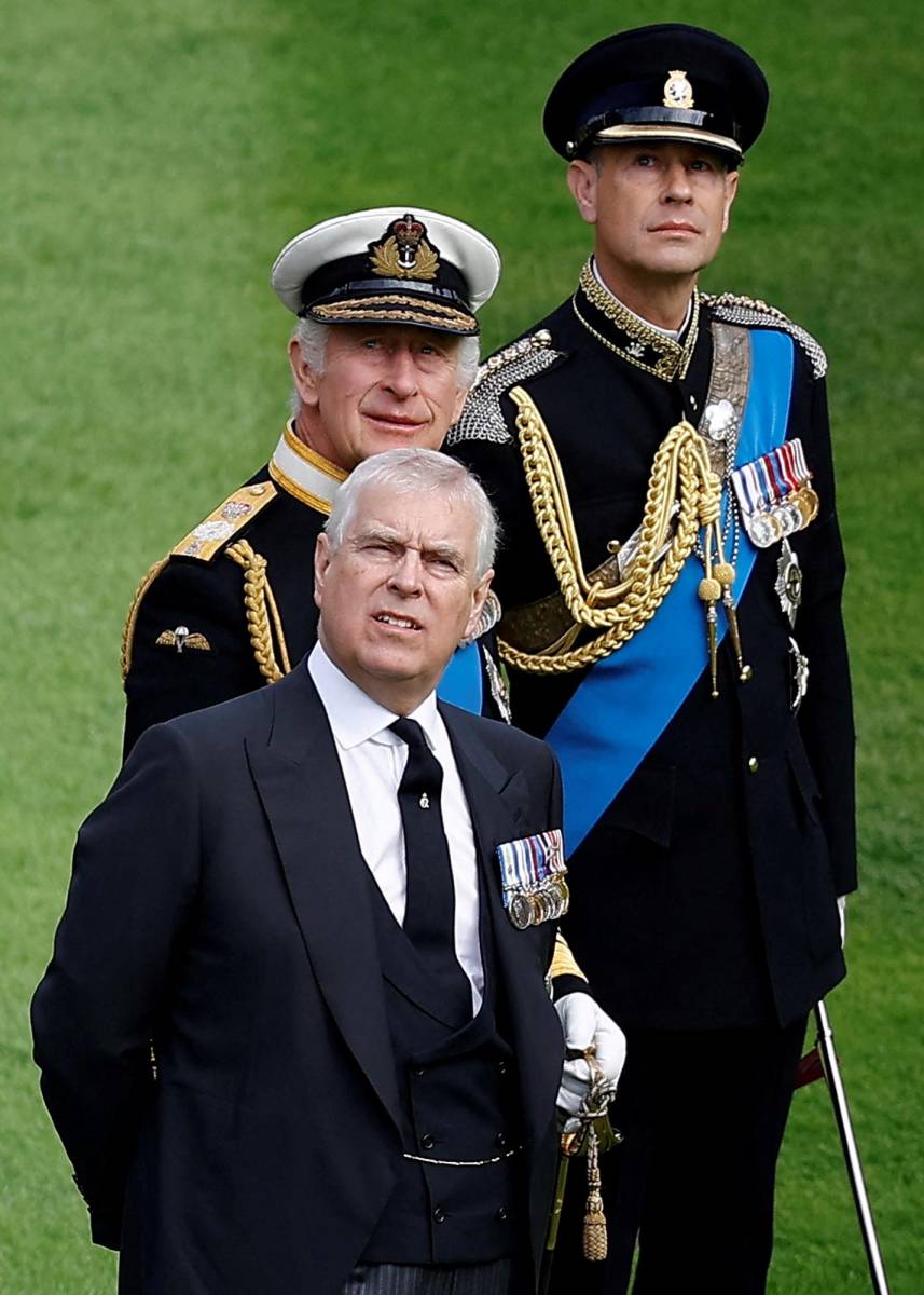 El rey Carlos III con sus hermanos, Eduardo y Andrés en las afueras del castillo de Windsor (Photo by PETER NICHOLLS / POOL / AFP)