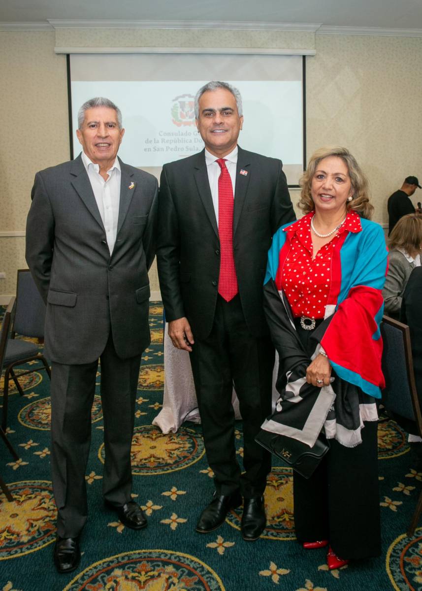 Gilberto Limón, Luis García y Marisol de Limón.
