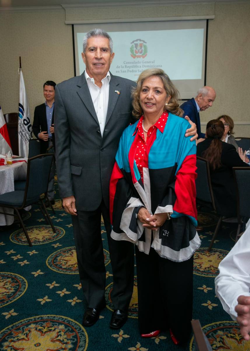  Gilberto Limón, cónsul de México en Honduras, con su esposa Marisol de Limón.
