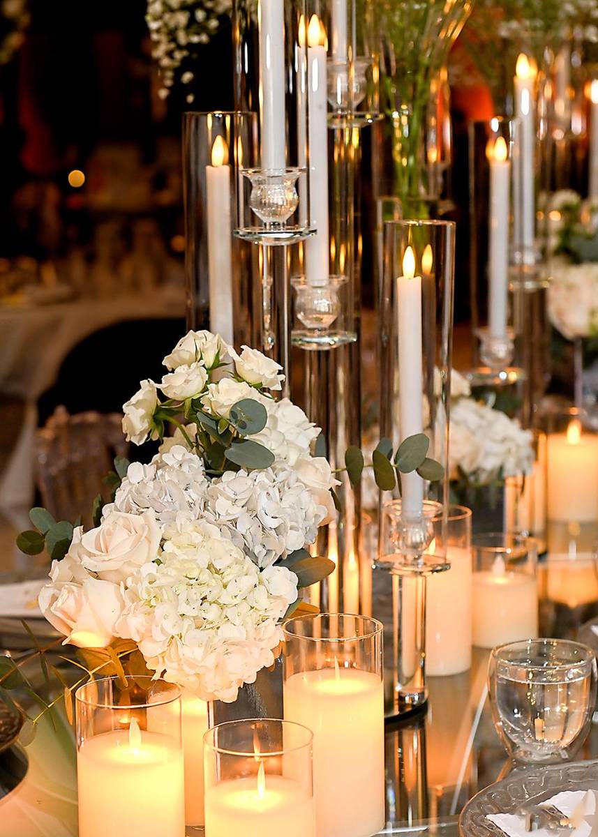 El event planner Elvin Contreras estuvo a cargo de la celebración desarrollada bajo la temática romantic-clear, con rosas blancas y múltiples velas