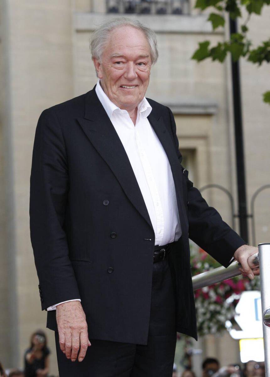 En 1998, fue nombrado caballero por su contribución al mundo del entretenimiento.