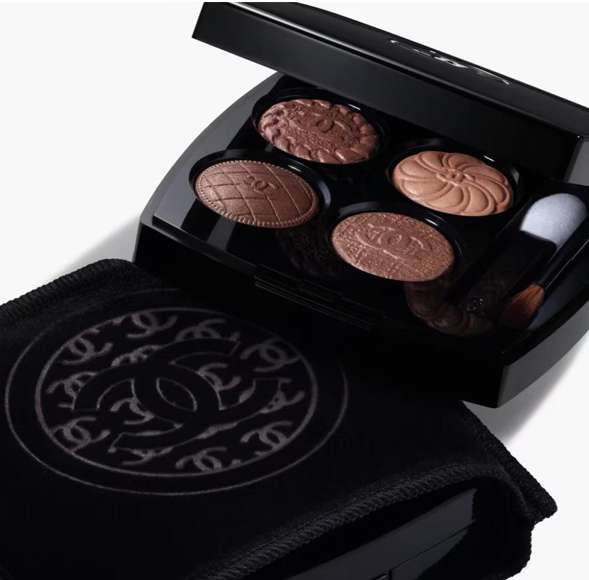 Para los ojos selecciona una gama en tonos cafés, como esta paleta de tonos sofisticados y atemporales de Chanel: la nobleza de un marrón violáceo, la elegancia de un beige cálido y reconfortante, la profundidad de un marrón con toques rojizos y un precioso topo malva metalizado.