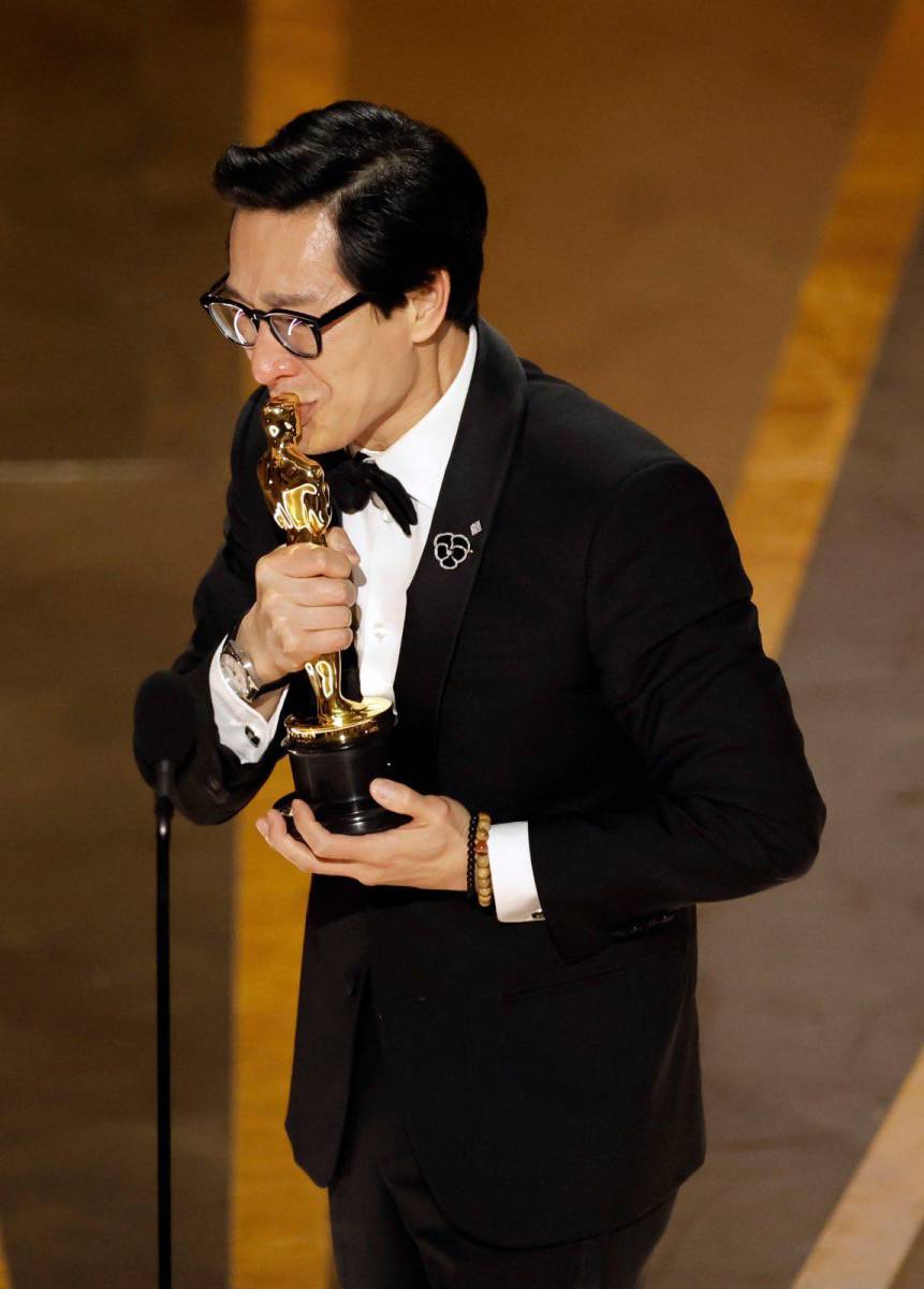 ”Mamá, me acabo de ganar un Óscar”, dijo entre lágrimas Ke Huy Quan al recibir su premio como Mejor Actor de Reparto. “Dicen que estas cosas sólo pasan en las películas y no puedo creer que me esté sucediendo a mí. Este es el verdadero sueño americano”. 