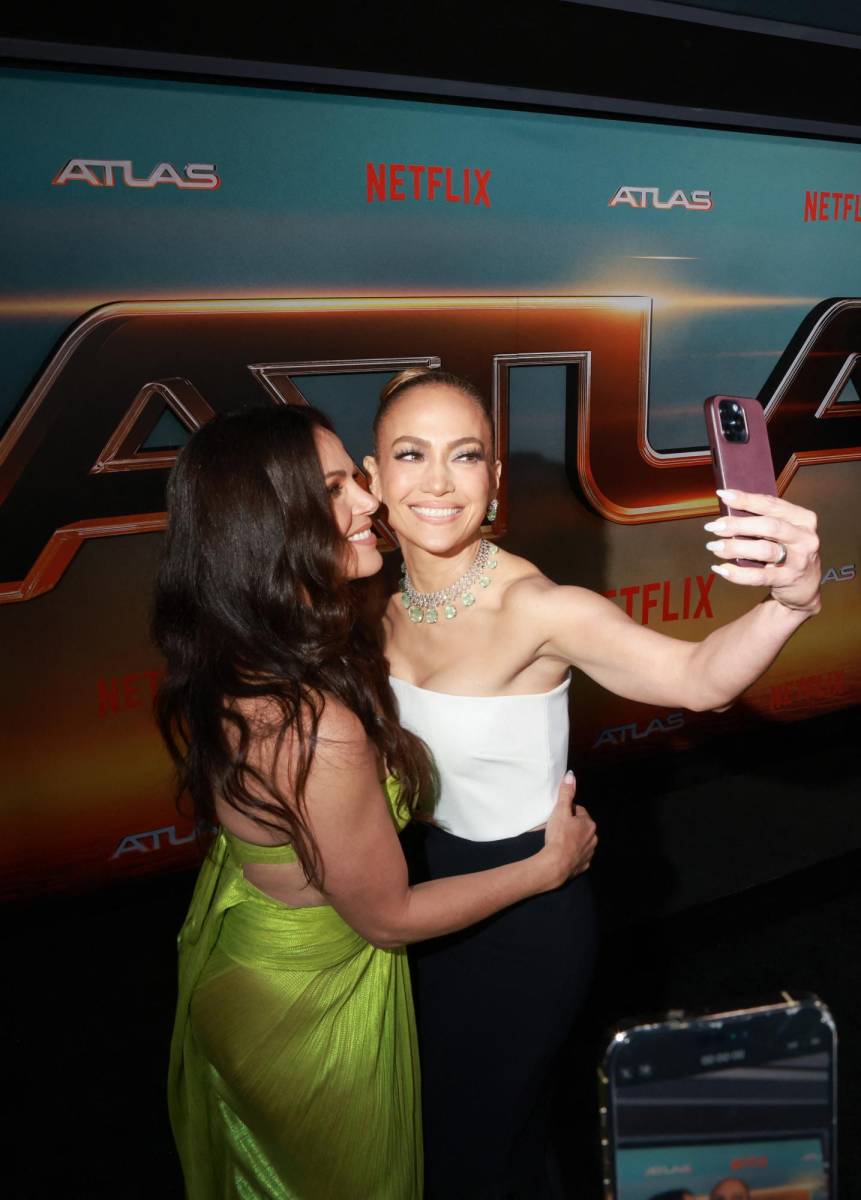 Las actrices Lana Parrilla y Jennifer Lopez en la premier de Atlas, que se estrena el próximo 13 de junio en Netflix