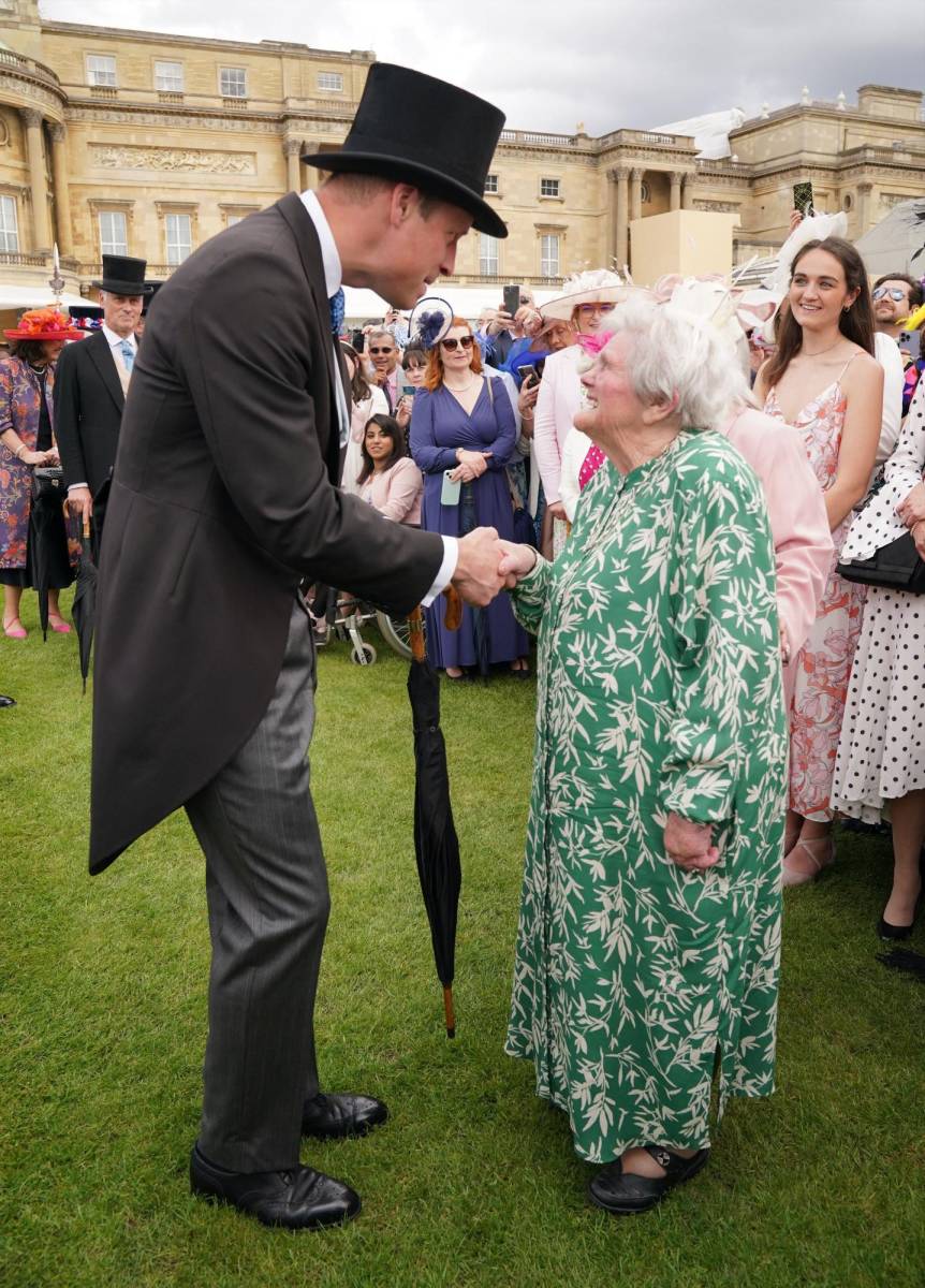 El príncipe William conversa con una de las asistentes al evento