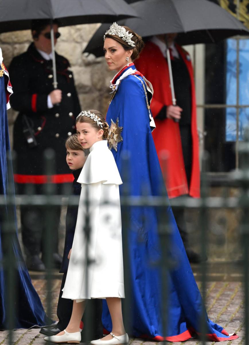 La princesa Catherine usó un vestido crepé de seda de marfil con bordado floral diseñado por Alexander McQueen. 