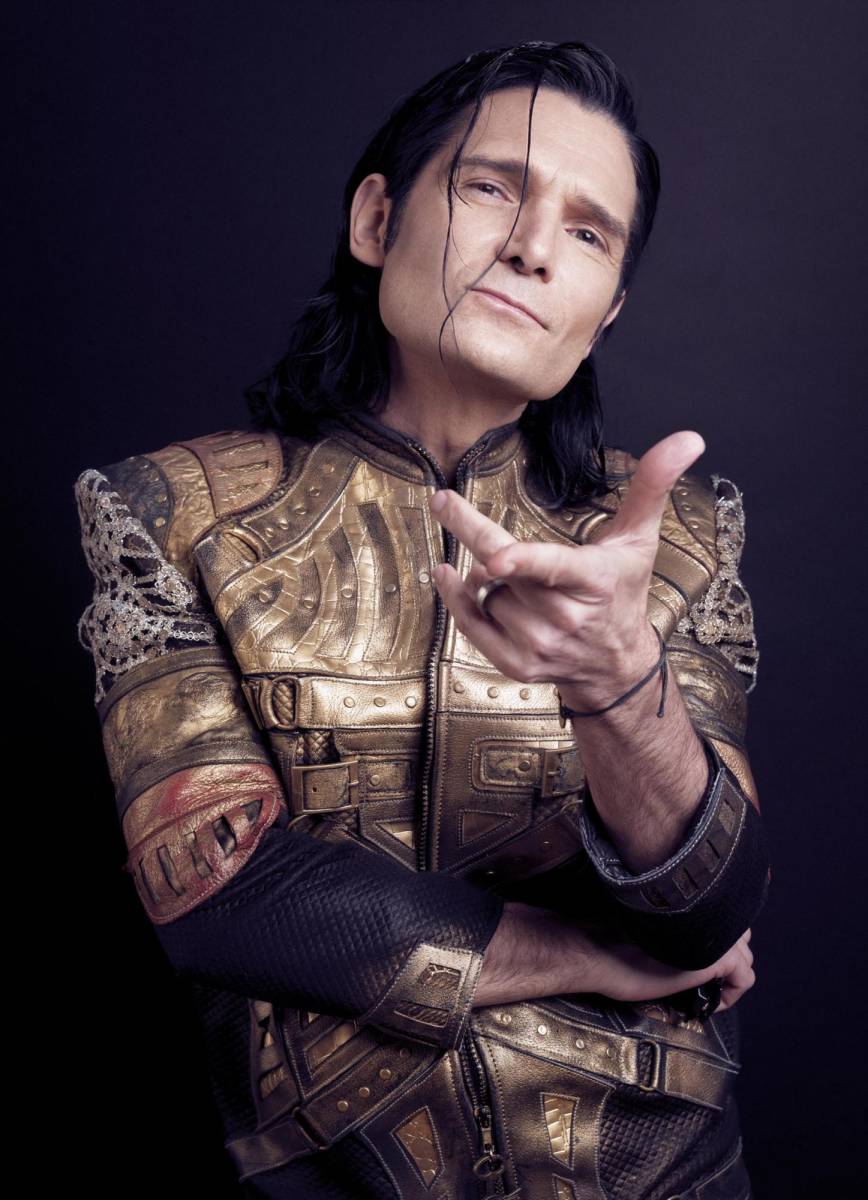 Corey Feldman fue víctima de una red de pedofilia de Hollywood, que no se tomó en serio en aquella época. Al no poder manejar esta confusión emocional, Feldman empezó a abusar de sustancias para escapar de sus penas. Pero, a su vez, su adicción le apartó de cualquier futuro papel actoral destacado en su carrera.