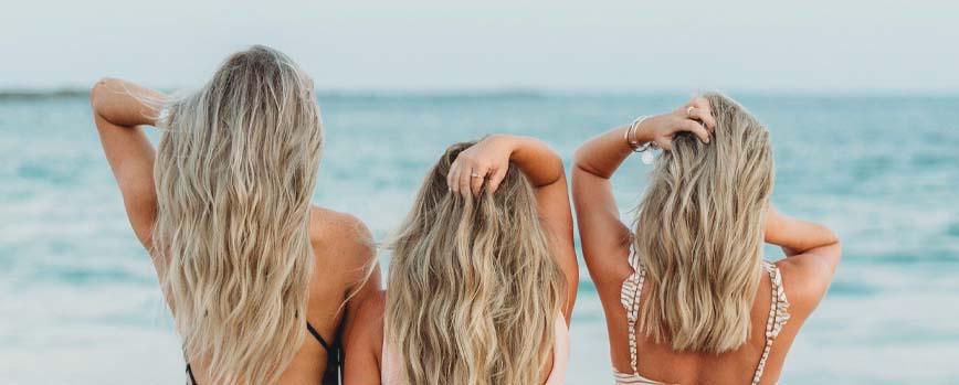 Es recomendable enjuagar el cabello con agua dulce después de nadar en el mar y aplicar acondicionador para restaurar la hidratación perdida. ¡Disfruta del mar, pero cuida tu cabello para evitar daños a largo plazo!