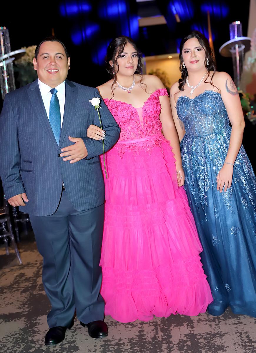 Jhasi Jeanine Calderón con sus padres Manuel Martínez e Ixchel Modhwadia
