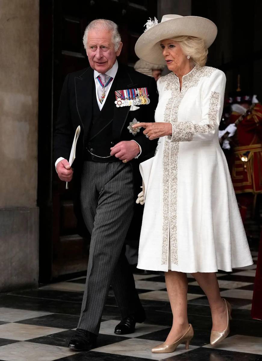 Camila será coronada junto a Carlos III el 6 de mayo en la Abadía de WestminsterElla le acompaña regularmente en sus viajes, calmándole como cuando el flamante rey perdió los nervios ante las cámaras por una pluma estilográfica que goteaba. 