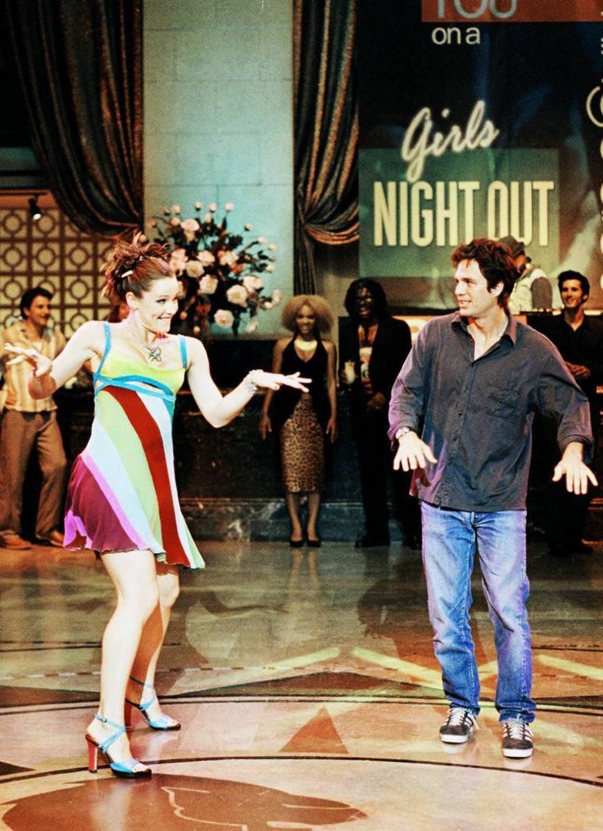 Mark Ruffalo casi no hace la cinta por la escena de “Thriller”. “El baile fue horrible. Casi no quería hacer esta película. Literalmente la leí [en el guion] y dije: ‘No puedo hacer esta película. No puedo levantarme y hacer esas escenas’”, expresó el actor en 2004. Afirmó, además, que tuvo que practicar con un entrenador de baile por horas para poder perfeccionar los movimientos. “Cuando [Jennifer Garner] me arrastró a la pista de baile, literalmente me arrastró. No quería hacer esa escena”.