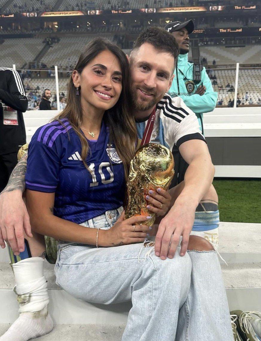 Cuando la selección de Argentina se coronó como campeón del mundial en Catar 2022, Antonella fue la más feliz al saber que aquel niño que se enamoró de ella logró su más grande sueño como futbolista, pero lo mejor, que la eligió a ella como su compañera de vida y de victorias. 