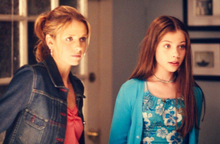 Si hay un papel que definió una era y quedó grabado en la memoria de los fanáticos, ese es el de <b>Dawn Summers</b> en <b>“Buffy the Vampire Slayer”</b>. Introducida en la quinta temporada como la hermana menor de Buffy, Michelle trajo una frescura y vulnerabilidad que enriquecieron la narrativa del show. Con su habilidad para expresar miedo, curiosidad y amor fraternal, Michelle transformó a Dawn de una adolescente confundida a una guerrera valiente que se enfrentó a demonios y desafíos sobrenaturales.