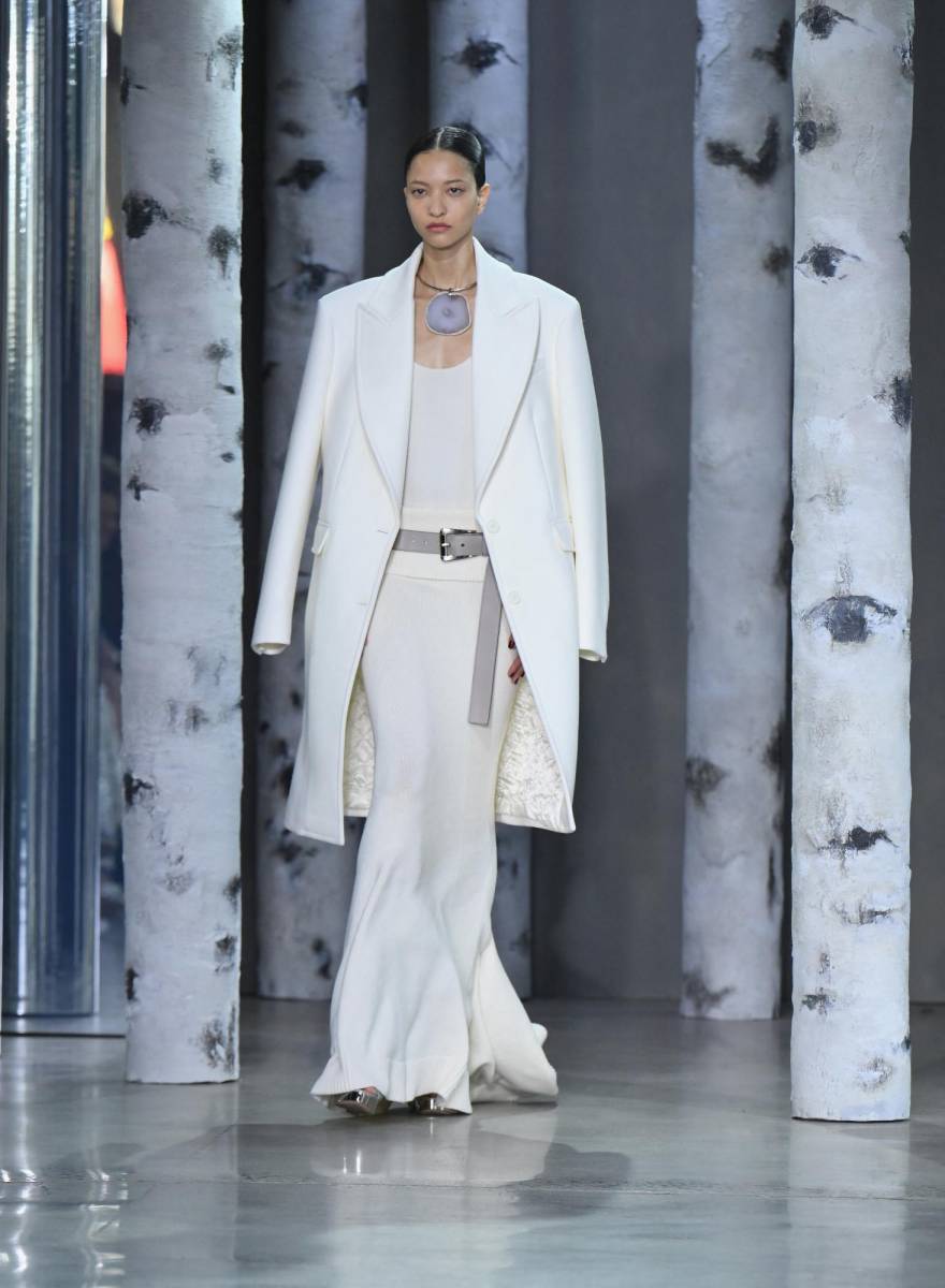 La elegancia del blanco se lleva en maxi vestidos con abrigos a tono que se combinan con cinturones de piel y collares de colgantes