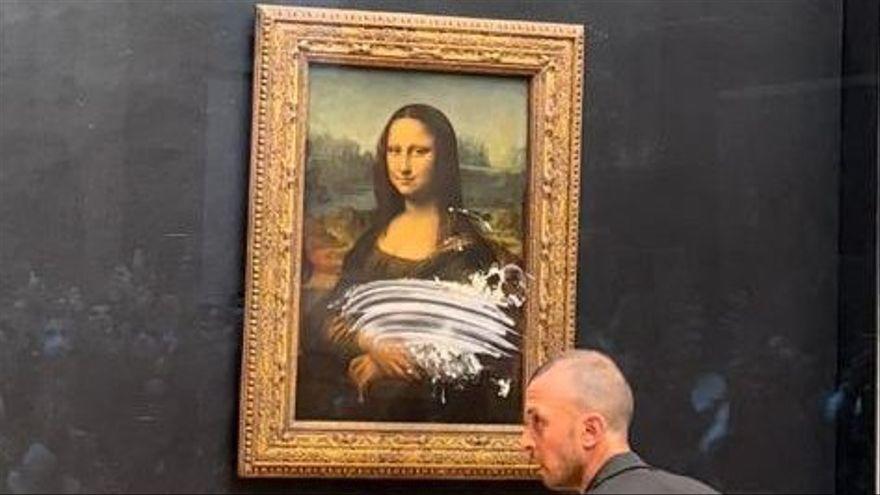 La Mona Lisa es atacada en el Museo del Louvre en París