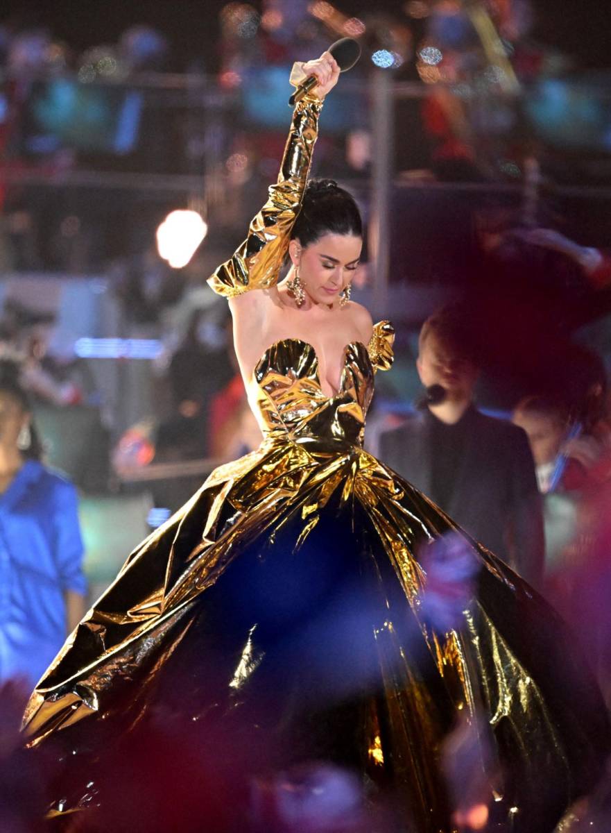 Katy brilló con un vestido de cuero artificial inspirado en un look nupcial de la colección Gold Label Primavera-verano 2006 de Vivienne Westwood. Según afirmó la casa británica, el imponente vestido fue diseñado para ‘destilar grandeza barroca’