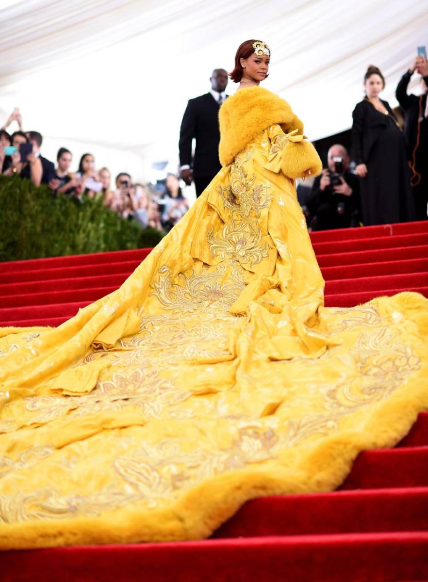 Rihanna en la Met Gala de 2015 lució un vestido de alta costura de la firma china Guo Pei, valorado en más de 1 millón de dólares.