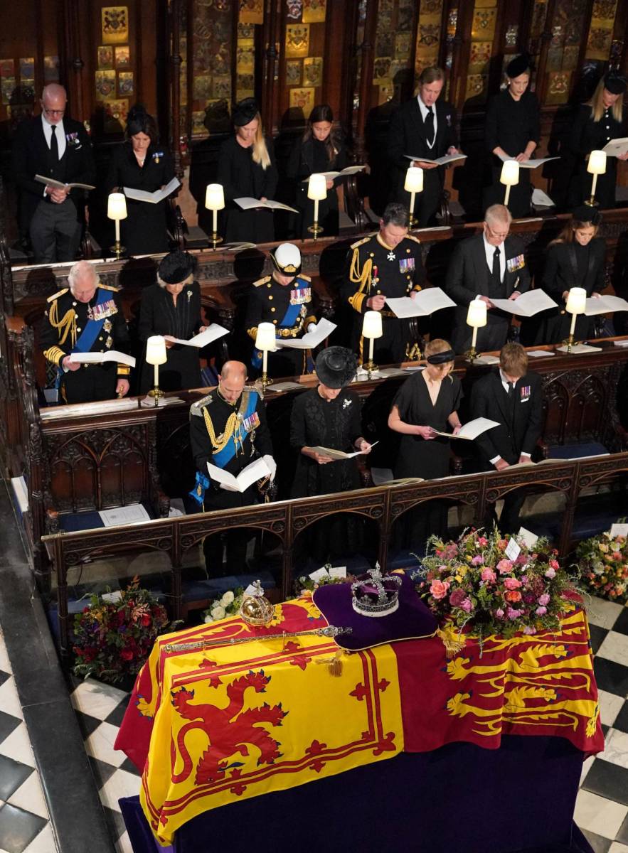 La familia real encabezada por el rey Carlos III en la capilla St George donde el féretro de la reina fue descendido por una bóveda (Photo by Jonathan Brady / POOL / AFP)