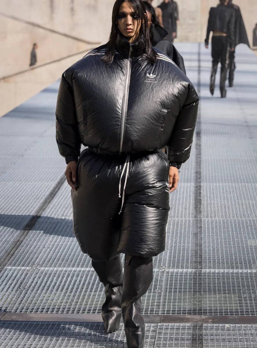 El highlight del show fueron las chaquetas y shorts que incorporan la tecnología Climacool, funcionando como un “sistema de aire acondicionado personal” para “enfriar el torso de un corredor lo más que se pueda antes de una carrera”, según Owens. 