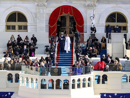 Jennifer Lopez desciende hacia el estrado donde todos esperaban su interpretación Rob Carr/Getty Images/AFP $!Jennifer Lopez desciende hacia el estrado donde todos esperaban su interpretación Rob Carr/Getty Images/AFP