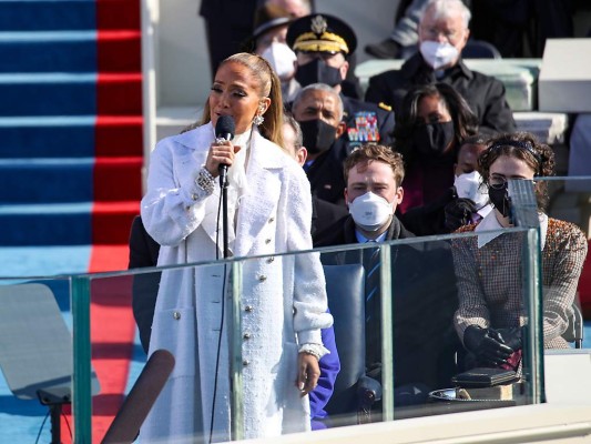 En medio de su interpretación, Lopez pronunció un fragmento del juramento a la bandera de Estados Unidos en español. “Una nación, bajo Dios, indivisible, con libertad y justicia para todos” $!En medio de su interpretación, Lopez pronunció un fragmento del juramento a la bandera de Estados Unidos en español. “Una nación, bajo Dios, indivisible, con libertad y justicia para todos”