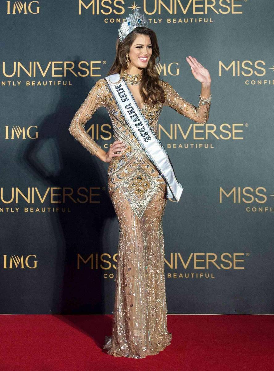 <b>Iris Mittenaere</b>Por supuesto una Miss Universo tenía que estar en el panel de jueces del concurso. Iris se coronó como la ganadora del certamen en 2016, mientras representaba a Francia. 