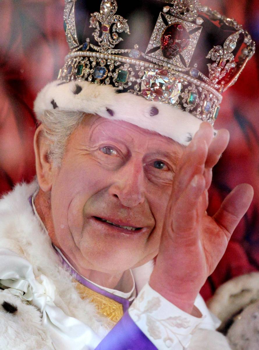 <b>El rey Carlos III saluda desde el carruaje que fue usado por última vez hace once meses durante el desfile del Jubileo de Platino de Isabel II</b>